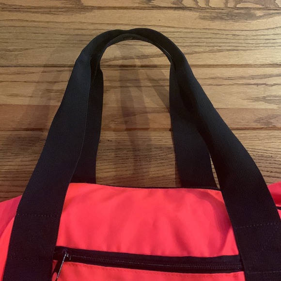 PInK Victoria’s Secret duffel bag - Picture 6 of 16